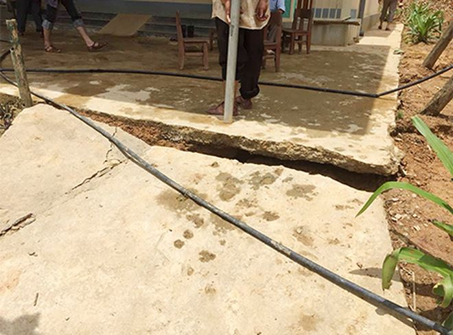 Những đoạn xuất hiện vết nứt đ&atilde; khiến s&acirc;n trường bị đứt đ&ocirc;i.