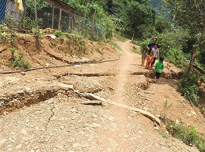 Vết nứt xuất hiện nhiều nơi khiến người d&acirc;n hết sức hoang mang.