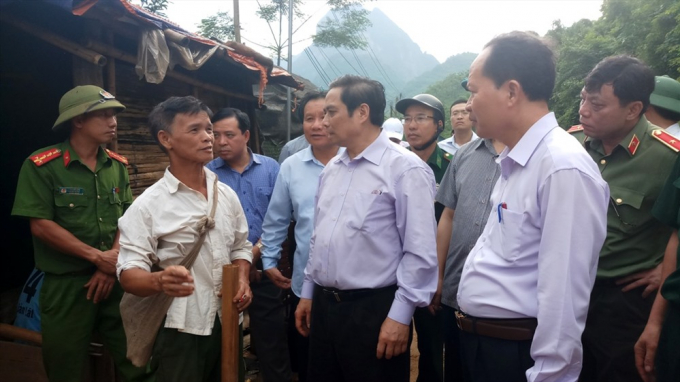 Trưởng ban Tổ chức Trung ương Phạm Minh Ch&iacute;nh thăm b&agrave; con v&ugrave;ng lũ Mường L&aacute;t