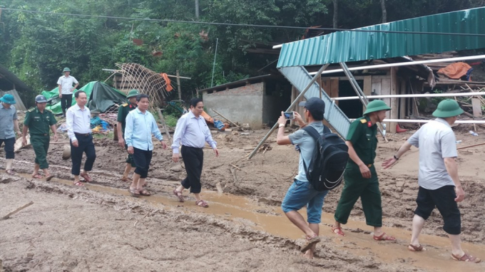 Trưởng ban Tổ chức Trung ương Phạm Minh Ch&iacute;nh thăm b&agrave; con v&ugrave;ng lũ Mường L&aacute;t
