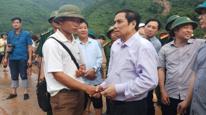 &nbsp;Đo&agrave;n thị s&aacute;t tại bản Poọng, x&atilde; Tam Chung, huyện Mường L&aacute;t.