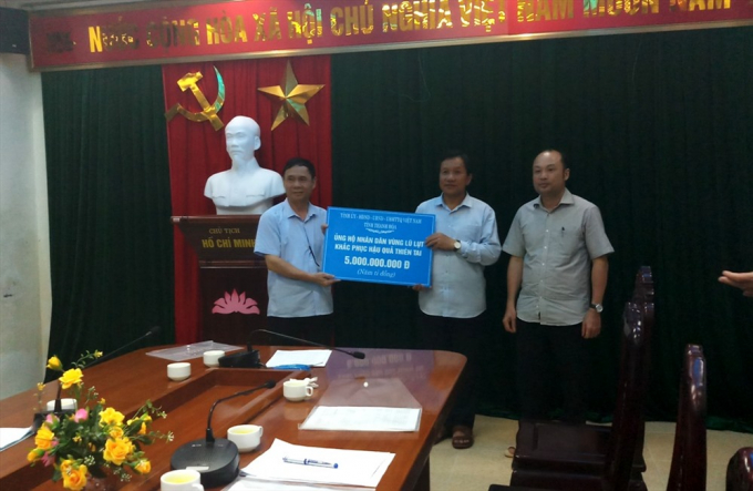 Đại diện tỉnh Thanh H&oacute;a v&agrave; Ng&acirc;n&nbsp;h&agrave;ng Thương mại Cổ phần Ngoại thương Việt Nam trao hỗ trợ cho huyện Mường L&aacute;t để khắc phục thiệt hại sau lũ.