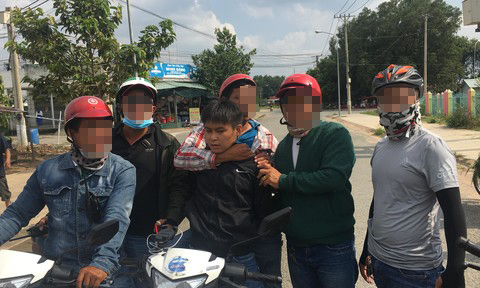 Đối tượng Khải bị c&aacute;c hiệp sĩ t&oacute;m gọn.