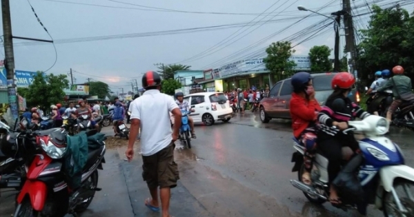 Bị nước cuốn vào cống mất nắp, một người tử vong