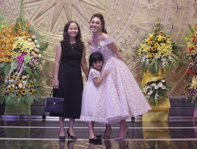 Ch&acirc;n dung MC nhỏ tuổi nhất của top 5 MC Ấn tượng VTV Award 2018