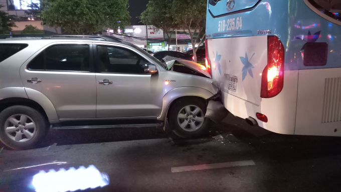 Chiếc 7 chỗ d&iacute;nh chặt v&agrave;o xe kh&aacute;ch.