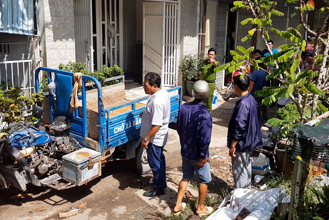 Cảnh s&aacute;t kh&aacute;m nghiệm hiện trường vụ &aacute;n.