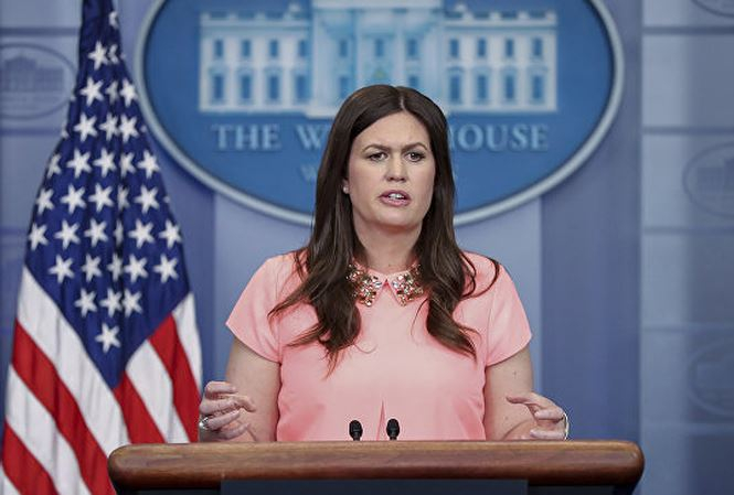 Ph&aacute;t ng&ocirc;n vi&ecirc;n Nh&agrave; Trắng, b&agrave; Sarah Sanders.
