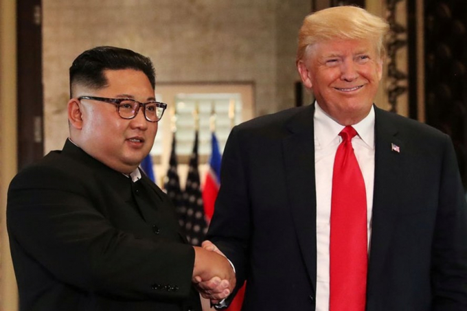 Nh&agrave; l&atilde;nh đạo Triều Ti&ecirc;n Kim Jong Un v&agrave;&nbsp;Tổng thống Mỹ Donald Trump&nbsp;tại cuộc gặp thượng đỉnh v&agrave;o th&aacute;ng 6 tại Singapore. Ảnh:&nbsp;Reuters.