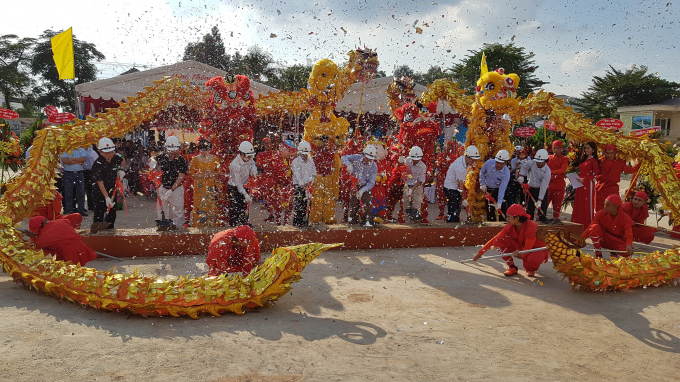Đại diện ch&iacute;nh quyền địa phương v&agrave; l&atilde;nh đạo hai C&ocirc;ng ty Ph&uacute; Hồng Thịnh v&agrave; C&ocirc;ng ty QLPT Đ&ocirc; thị Việt Nam thực hiện nghi thức Lễ động thổ.