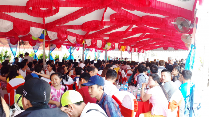 Đ&ocirc;ng đảo kh&aacute;ch h&agrave;ng tham dự buổi Lễ.