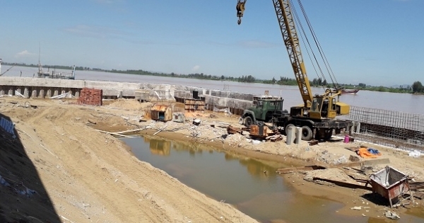 Công ty Hồng Cường ngang nhiên lấp cả nghìn mét vuông sông Mã