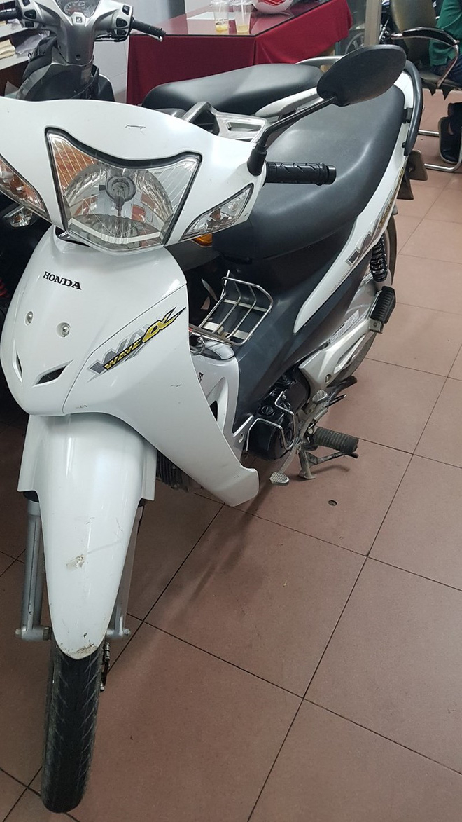 Chiếc xe m&aacute;y của người đ&agrave;n &ocirc;ng nằm ngủ ơ rnhaf chờ xe bu&yacute;t.