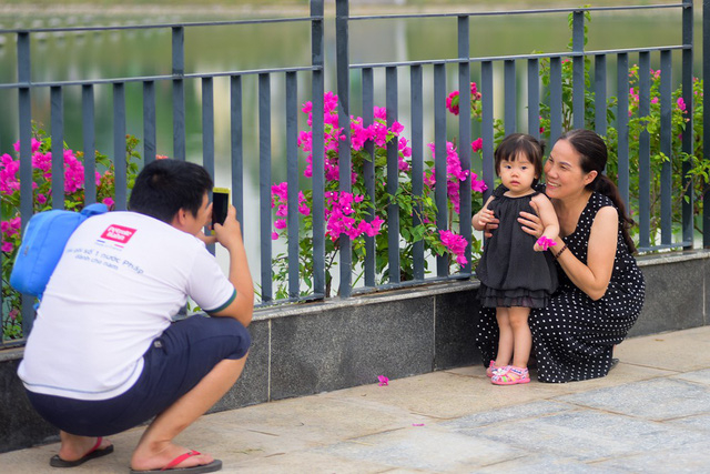 Nhiều người d&acirc;n sinh sống trong khu vực xung quanh đ&atilde; đến tham quan v&agrave; chụp ảnh lưu niệm trong c&ocirc;ng vi&ecirc;n mới.