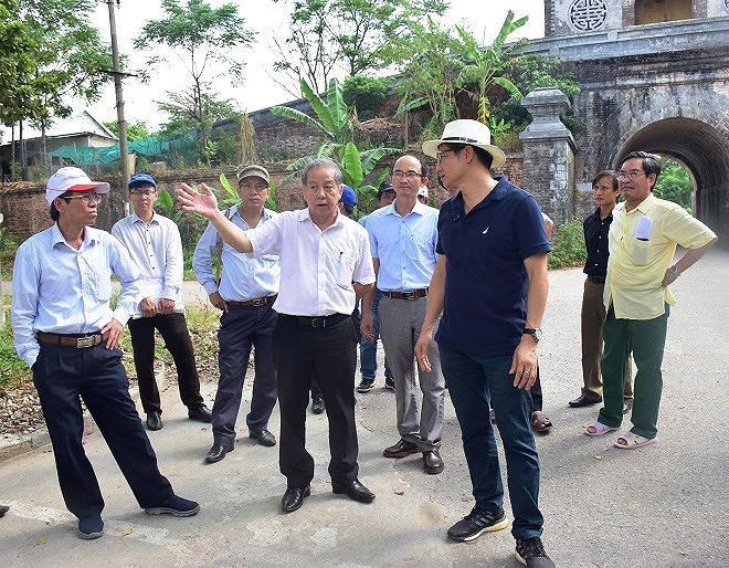 &Ocirc;ng Phan Ngọc Thọ (người giơ tay) đi khảo s&aacute;t thực tế về cuộc sống của người d&acirc;n sống xung quanh kinh th&agrave;nh.&nbsp;