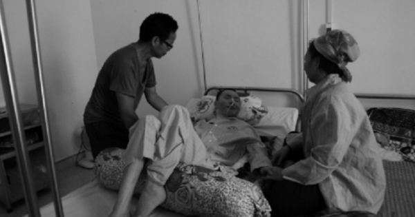 Ròng rã 7 năm bám bệnh viện, người mẹ nghèo nhặt ve chai sống qua ngày