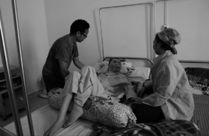 Suốt 7 năm qua, b&agrave; To&oacute;ng rời l&agrave;ng bản, xuống bệnh viện chăm s&oacute;c con trai sống thực vật.