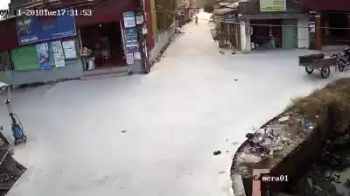 Clip: Đầu trần kẹp 3, nhóm thiếu niên gây tai nạn cho một phụ nữ