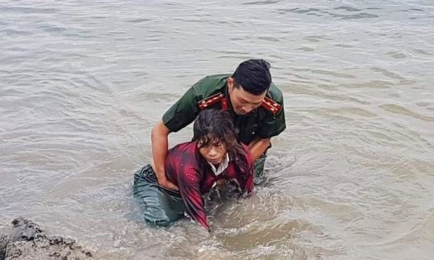 Một người d&acirc;n su&yacute;t chết đuối đ&atilde; may mắn được đại &uacute;y Thế vớt l&ecirc;n bờ.