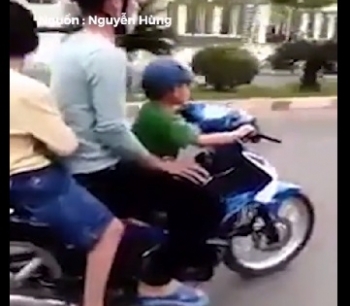 Thanh niên liều mạng khi cho trẻ nhỏ cầm lái xe máy