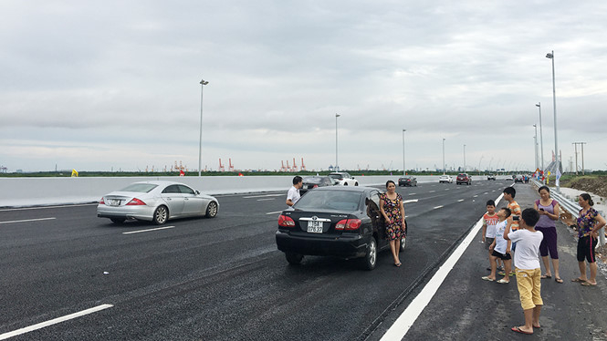 Nhiều người hiếu kỳ dừng xe chụp ảnh, ảnh hưởng kh&ocirc;ng nhỏ đến c&ocirc;ng t&aacute;c đảm bảo trật tự an to&agrave;n giao th&ocirc;ng.