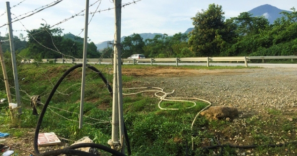 "Bát nháo" trên cao tốc Nội Bài – Lào Cai: Người dân phá rào mở quán, xe khách "làm loạn"