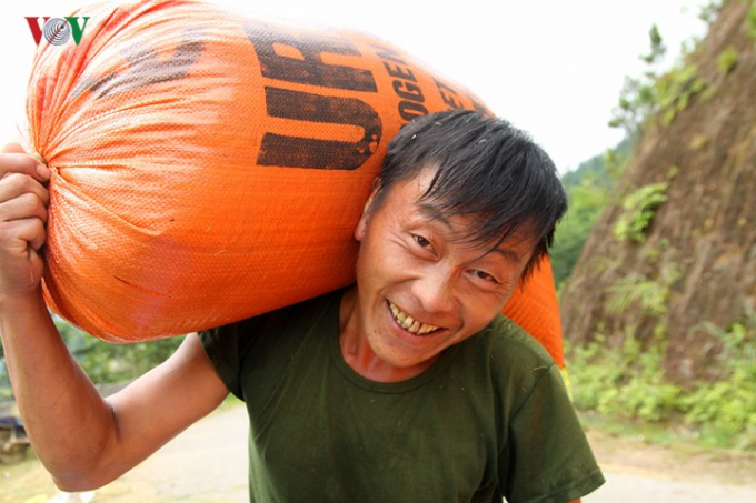 Ngo&agrave;i vận chuyển l&uacute;a về nh&agrave; bằng sức người...