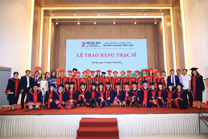 Lễ trao bằng Thạc sĩ của trường.