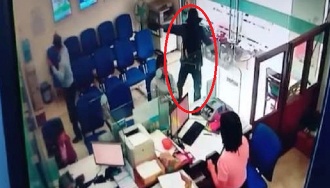 H&igrave;nh ảnh của đối tượng đ&atilde; bị camera của ng&acirc;n h&agrave;ng ghi lại.