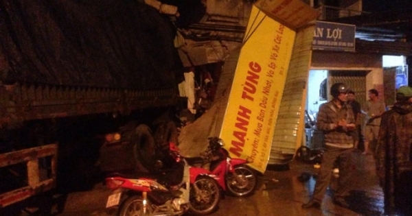 Đồng Nai: Xe container tông sập cửa hàng sửa xe máy, cuốn nhiều xe vào gầm