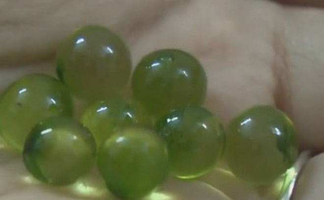 Thuốc ho bẩn bị ph&aacute;t hiện được sản xuất từ h&oacute;a chất v&agrave; dầu của C&ocirc;ng ty TNHH Hotel Students tại TP HCM.