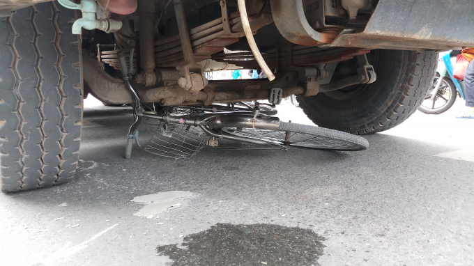 Chiếc xe đạp bị xe ben cuốn v&agrave;o gầm.