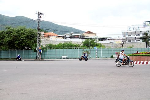 Khu đất dự &aacute;n Hoa Sen Tower số 01 Ng&ocirc; M&acirc;y được v&iacute; như &ldquo;đất v&agrave;ng&rdquo;, hiện tại c&oacute; gi&aacute; dao động từ 100 đến 200 triệu đồng/m2, vẫn đang bị bỏ hoang cỏ mọc um t&ugrave;m. Ảnh: Tr. Định