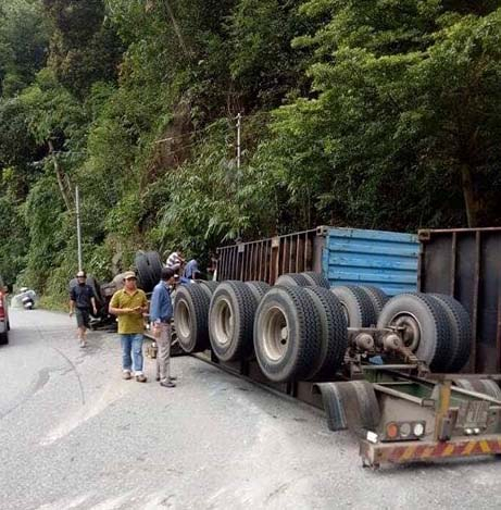 Chiếc xe lật nghi&ecirc;ng tr&ecirc;n đ&egrave;o Bảo Lộc.