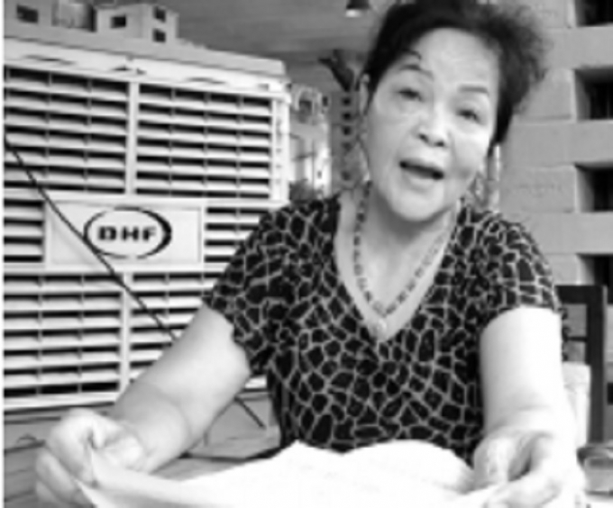 B&agrave; Biểu trao đổi sự việc với PV.