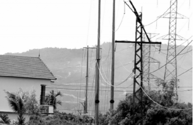 Người d&acirc;n nơm nớp sợ đường điện đổ đ&egrave; l&ecirc;n nh&agrave; khi mưa b&atilde;o.