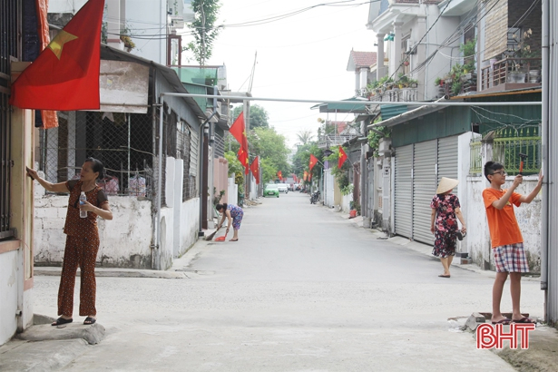 Đ&atilde; th&agrave;nh th&ocirc;ng lệ, s&aacute;ng thứ 7, gi&agrave; trẻ, lớn b&eacute; đều tham gia vệ sinh phố phường.