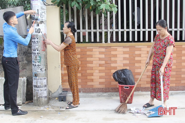 Đo&agrave;n vi&ecirc;n thanh ni&ecirc;n tham gia c&ugrave;ng b&agrave; con giữ g&igrave;n vệ sinh khu phố.