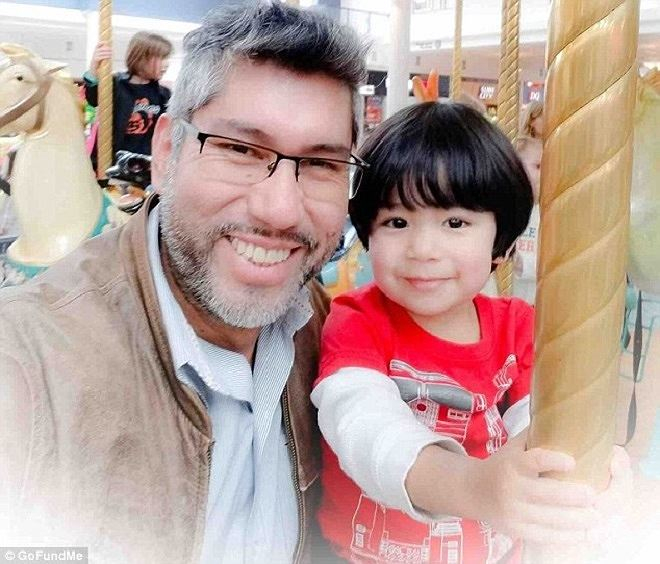 Cậu b&eacute; Leonardo Aguilon 2 tuổi cũng mắc hội chứng xương ti&ecirc;u biến.