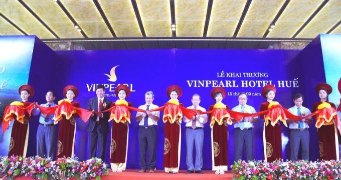 &nbsp;Nghi lễ cắt băng kh&aacute;nh th&agrave;nh tại Vinpearl Hotel Huế diễn ra đồng thời c&ugrave;ng 3 kh&aacute;ch sạn kh&aacute;c tại Quảng B&igrave;nh, Thanh H&oacute;a, Lạng Sơn.