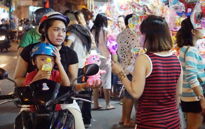 Tiểu thương giới thiệu lồng đ&egrave;n cho c&aacute;c phụ huynh