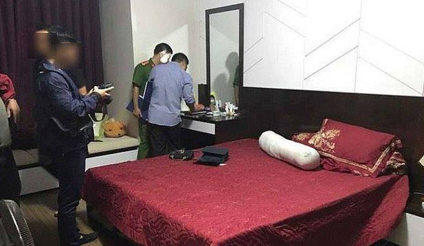 Cơ quan chức năng đang kh&aacute;m nghiệm hiện trường vụ &aacute;n (Zing.vn).