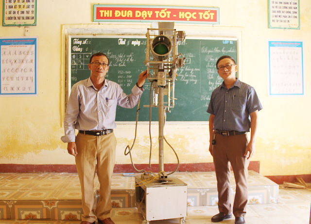 Thầy Quang (b&ecirc;n tr&aacute;i) v&agrave; thầy Hạnh b&ecirc;n chiếc m&aacute;y do hai thầy s&aacute;ng chế.