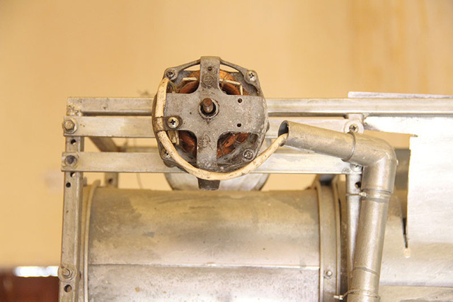 Động cơ của m&aacute;y được c&aacute;c thầy tận dụng từ m&ocirc; tơ quạt điện hỏng.