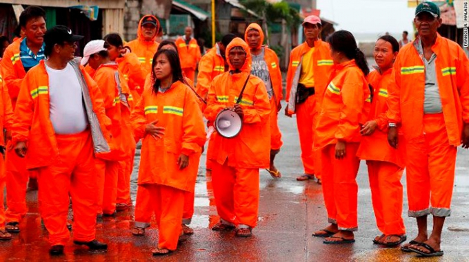 Giới chức Aparri triển khai c&aacute;c nh&oacute;m cứu hộ để trợ gi&uacute;p người d&acirc;n.