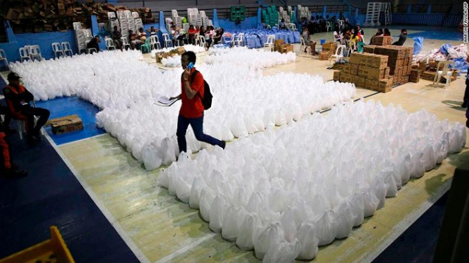 C&aacute;c t&igrave;nh nguyện vi&ecirc;n đang chuẩn bị đồ cứu hộ, sẵn s&agrave;ng ph&acirc;n phối cho những người bị ảnh hưởng của si&ecirc;u b&atilde;o Mangkhut.