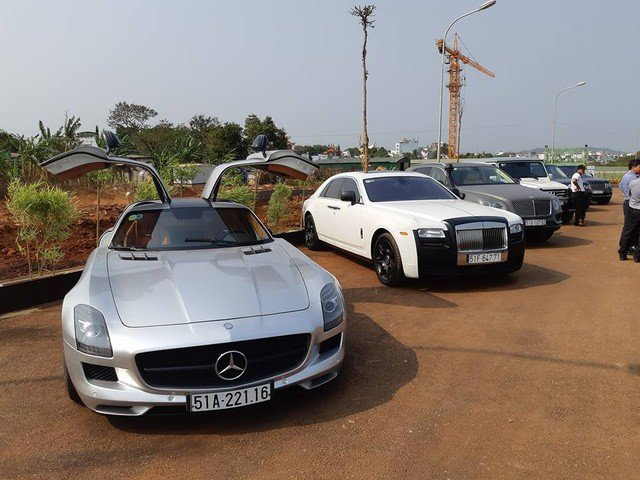 D&agrave;n si&ecirc;u xe, xe si&ecirc;u sang của &ocirc;ng tr&ugrave;m cafe Việt được trưng b&agrave;y tại Bu&ocirc;n Ma Thuột.