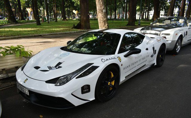 D&agrave;n xe sang của &ocirc;ng Vũ xuất hiện trong sự kiện roadshow xuy&ecirc;n Việt để quảng b&aacute; chương tr&igrave;nh tặng s&aacute;ch.