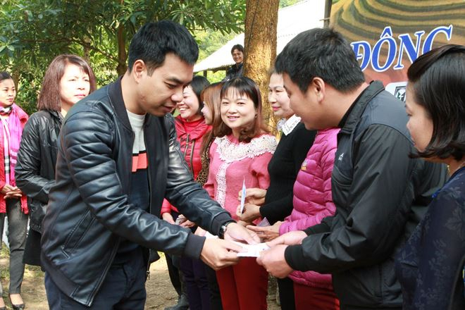 TS.Mạc Quốc Anh trao qu&agrave; từ thiện trong Chương tr&igrave;nh &ldquo;Đ&ocirc;ng ấm H&agrave; Giang&rdquo; tại huyện Bắc Quang (H&agrave; Giang)