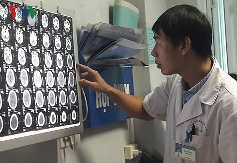 C&aacute;c b&aacute;c sỹ BV Việt Đức tiến h&agrave;nh hội chẩn v&agrave; chẩn đo&aacute;n h&igrave;nh ảnh sau khi thăm kh&aacute;m cho bệnh nh&acirc;n.